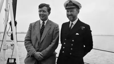 Слева - британский натуралист Джеймс Фишер (1912-1970), справа - коммандер Ричард Коннелл, капитан корабля HMS Vidal после возвращения с островка Роколл в Северной Атлантике, 5 октября 1955 года. HMS Vidal участвовал в аннексии острова